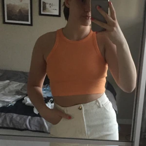 Orange topp - FRI FRAKT IDAG från 18! Fin orange färg perfekt när man är brun på sommaren, tjocka kanter så det ser mer rejält och kvalite ut, samt ribbat material! Använd ett fåtal gånger.
