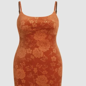 Sammetsklänning  - Jättefin orange sammetsklänning med blommor i tyget. Den går lite längre ner på vaderna på en person som är 175cm.  Aldrig använd och lapparna sitter kvar. 