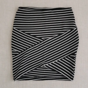 Randig kjol - Säljer en snygg randig tight kjol.