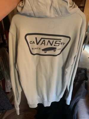 Vans Hoodie  - Ljusblå hoodie med tryck på ryggen