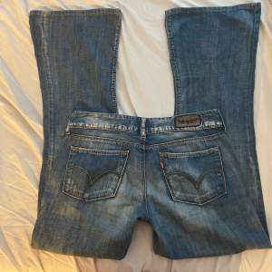 lågmidjade bootcut/straight jeans ifrån levi’s. storlek 29/32. midjemått: 37cm rakt över, innerbenet: 78cm. Jag är 165 som referens, möts i stockholm eller fraktar 💓