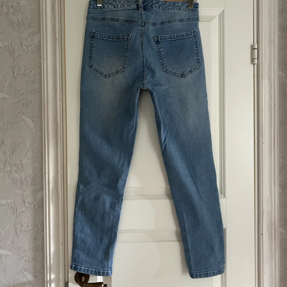 Jeans i storlek 36 med knappgylf. Oanvända! . Jeans & Byxor.