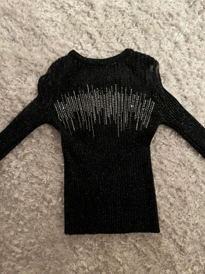 Glittrig fest topp - Använd en gång, lite genomskinlig över brösten och tyget är ett sånt som skims kläder har som gör att tröjan formas snyggt efter kroppen och framhäver kurvor