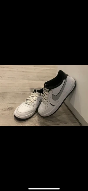 Air force 1 speciell edition - Nike air force 1 speciell edition jag har köpt de för 2000 använt de 1 gång skicka gärna bud så att vi kan göra affärer! St 36,5