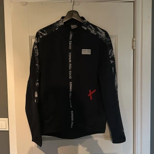 Red Bull hoodie - Red Bull racing hoodie Storlek M Skick- knappt använd Mörkblå färg