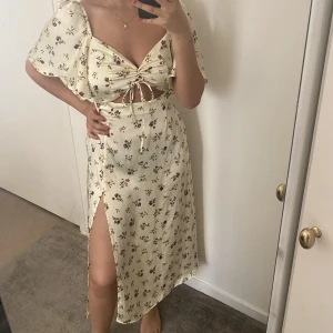 Superfin sommarklänning - Superfin sommarklänning från zara som tyvärr gått upp i dragkedjan. Säljer den vidare till någon som är duktig på att sy eller som vill ha på sig den med säkerhetsnålar!  Skicket är som på bilden, ni står för frakt. Samfraktar gärna! 💗