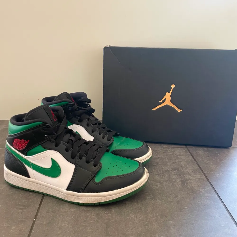 Nike Jordan 1 mid skor i färgen pine green! Köptes nya på Goat för 1600kr och är sparsamt använda av mig. Den ena skon är endast lite creasad och sulorna är lite smutsiga, annars ser de nya ut! Låda medföljer och äkthetsbevis finns!. Skor.