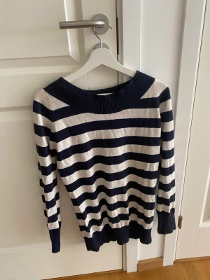 Randig stickad tröja - Säljer min super fina randig stickad tröja. Väldigt enkel att matcha med 