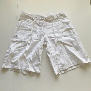 Linneshorts / jorts - Världens snyggaste shorts/jorts i linne som jag älskar men de är tyvärr lite små på mig! Lösa i låren och sitter low/midwaist! Från papaya och har midjemått på 76cm och mitten av låret ungefär 56cm⭐️