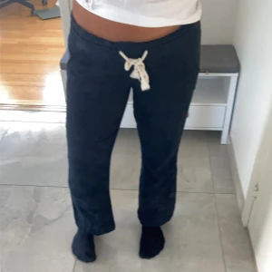 Svarta Roxy linnebyxor - Jag köpte dessa på plick som tyvärr var för korta. Dem är i ett väldigt bra skick. Passar någon som är mellan 150-160 cm.
