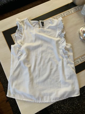 Snygg sommar topp  - Super snygg Stockholmstil sommar topp. Storlek S. Säljs inte längre (vad jag vet). Inga tecken på användning. Pris plus frakt (tryck gärna på köp nu) ❤️