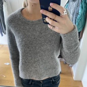 Samsøe samsøe tröja - Stickad grå tröja från Samsøe Samsøe i Alpackablandning❤️Storlek XS, inga defekter. Nypris 1400kr
