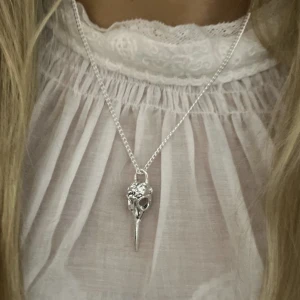 Halsband - Säljer detta helt oanvända halsbandet. Första bilden är lånad, skriv privat för flera bilder! Köparen står för frakten!