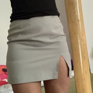 Kjol med slits - Gråbeige kjol med slits från humana! Storlek 38 😽