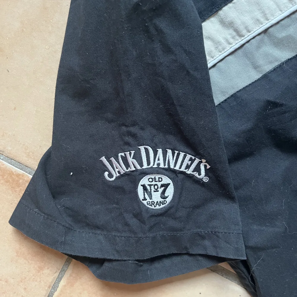 Grym vintahe skjorta från Jack Daniels. Snygg passform och bra skick!. Skjortor.