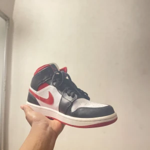 Jordan 1 Gym Red - Säljer dessa Jordans i jättebra skick. Org pris 2100 . Dem är i storlek 39,5 så de passar både storlek 40 samt 39!