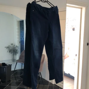 Marinblå chinos - Marinblå chinos i elastiskt material som är mjuka och sköna. Utan dragkedja och knapp. 