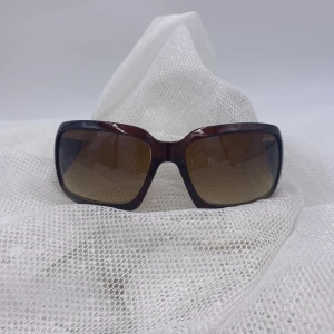 Prada solglasögon  - Solglasögon från Prada (vet inte om dom är äkta därav priset) Säljer då dom ej passar mig, passar någon med lite mindre huvoud!