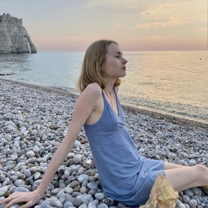 brandy melville klänning  - Säljer denna superfina blåa brandy melville klänningen! Den är i bra skick, inga täcken på användning. Passar alla storlekar från xs till m. Nypris ca 300kr 💕