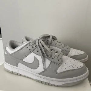 Nike dunk low fog grey - Dunk low fog greys i strl 43. Endast använda ett fåtal gånger så i superbra skick, finns t.ex. ingen crease. Säljer då de är för stora för mig. Perfekta till sommaren 🙌