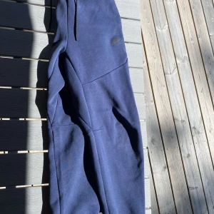 Nike Tech Fleece Byxor  - Nike Tech Fleece byxor i storl-S. Riktigt fint skick, cond- 9/10. Nypris: 1000kr+ Bara att höra av dig vid frågor. 