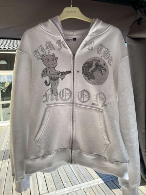 Aim For The Moon Zip - Säljer denna feta rhinestone full zip från Aim for the moon. Knappast använd cond - 9/10. Storl- M. Bara att höra av dig vid frågor. Den finns kvar om det inte står såld. Byten är intressanta 