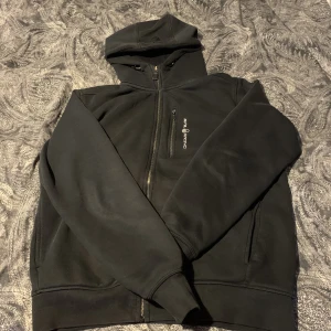 sail racing hoodie - Storlek L men passar M Köpt för 1500kr mitt pris 800kr priset står fast cond 8/10