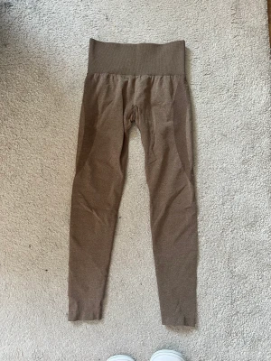 Träningstights - Från NVGTN, köpta på Plick. Satt ej bra på mig! Fint skick. 