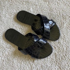 Svarta tofflor - Knappt använda så är i mycket fint skick