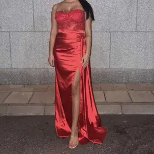 En jätte fin satin klänning i röd. Har använd den bara en kväll så klänningen är i princip ny.  Passar perfekt för bröllop eller bal.  (Priser går att diskuteras)