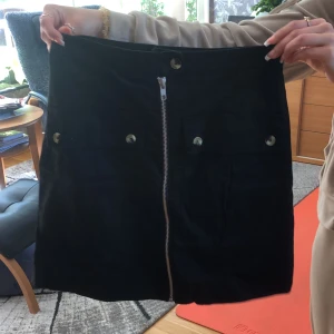Kjol  - En kjol från Bik Bok använd sällan då den är lite förstor för mig. Väldigt bra skick. Priset är diskuterbart! 