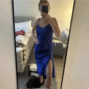Så så fin klänning som bara använts 1 gång (det är spegeln som är smutsig)