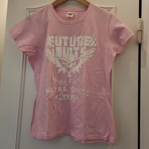 Bandtröja Rosa stl.S/M - Cool bandtröja/tshirt stl.M, men passar S. Tryck: "Future idiots". Ny! Aldrig använd. 
