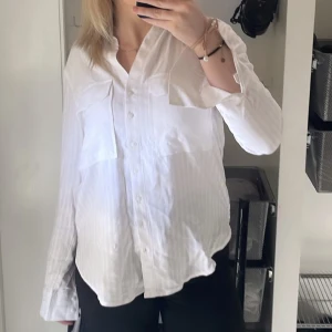 Linneskjorta  - Linneskjorta är i nyskick🤍🤍super fin och är perfekt nu till sommaren 
