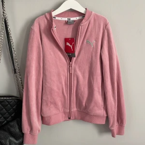 Tröja - Jätte fin tröja. Säljer för att den inte kommer till användning. Helt ny och aldrig använd, jätte fint skick. 