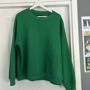 Sweatshirt  - Säljer denna super fina gröna tröjan då den inte kommer till användning pga fel strl
