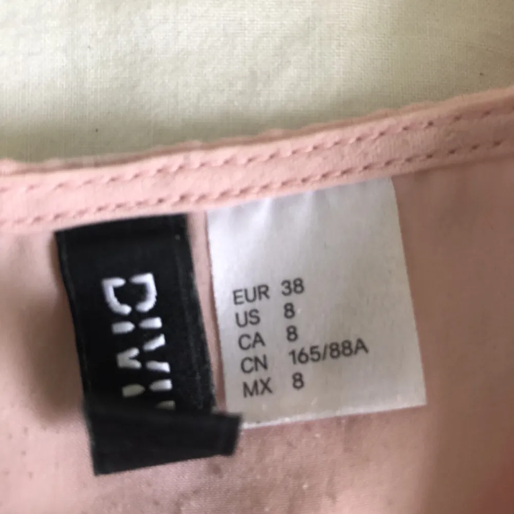 Rosa linne i silkestyg från H&M i storlek 38/M, men skulle säga att det är en S. 💕. Toppar.