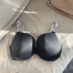 Victoria’s Secret bh - Säljer en fräsch och sparsamt använd push up bh köpt på Victoria’s Secret. Skön och fin men passar ej mig längre därav säljer vidare!