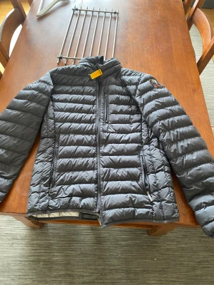 Parajumper Jacka - Tja, säljer nu min parajumper som jag köpte in i höstas och har enbart använt den i vintras. Den är i skick som ny då den inte har fått några färgningar eller skador. Köpte in den för 3800kr men har valt att sälja den för 2000kr.