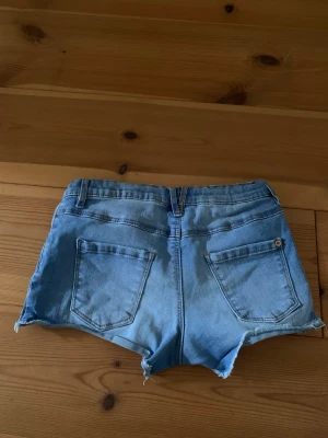 Jeansshorts  - Lite använda jeansshorts med stretch och resor i midjan. 