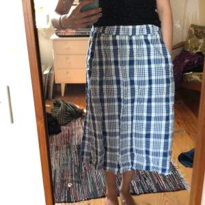 Fin blårutig kjol från monki. Väldigt skön till sommaren. Plus stora fickor! 
