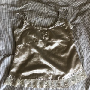 Spetslinne - Säljer detta jättefina spetslinne då det tyvärr är för stort för mig. 