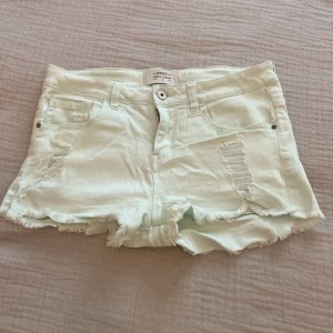 Jeans shorts  - Säljer denhär jeans shortsen i storlek small. De passar inte så har tyvvär ingen bild på. De är färgen ”teal”. Midjemått:37 cm (rakt över) Längd:24 cm