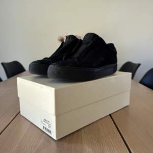 Svarta Arigato skor. Köptes för drygt 1 år sedan. Skick: 7/10