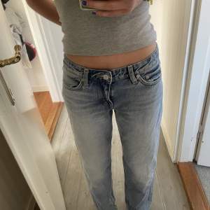 Low arrow jeans från weekday💕 i superbra skick! Köpta för 590kr🩷
