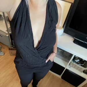 Byxdress - Använd ett fåtal gånger. Lite skrynklig på bilderna pga legat nerpackad. Storlek 38 men mer som en 36 enligt mig