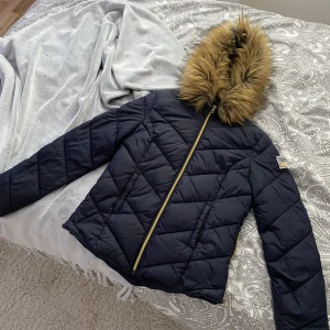 Svea vinterjacka  - Säljer denna Svea jackan då den inte kommer till användning längre. Köpte jackan för ca 2000kr. Skriv om du har några frågor eller vill ha fler bilder✨