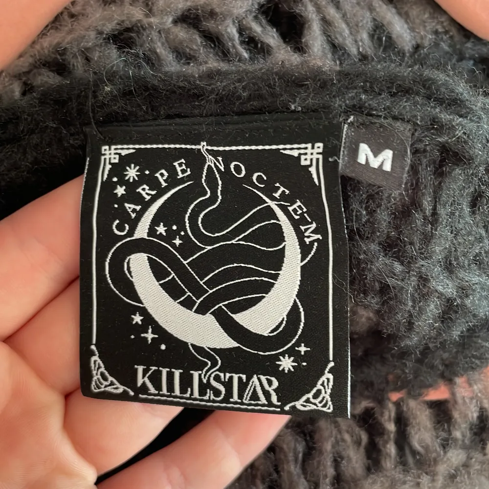 Lång, stickad, svart och grå tröja från Killstar. Sparsamt använd. Nypris: 630 kr. Stickat.