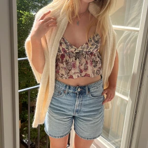 Topp  - Topp från Zara i storlek S (bortklippt lapp), med justerbara band som knyts i ryggen 