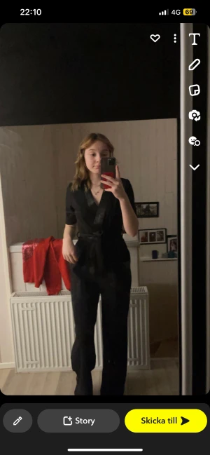 Byxdress - Väldigt fin men kommer inte till användning, väldigt bra skick, sitter bra, inte för lång, är 170 och tycker det är bra längd 